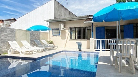 Casa p/10 pessoas C/PISCINA, AR CONDICIONADO e WI-FI, 2 suítes.