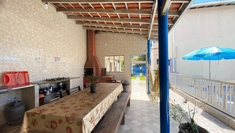 Casa p/10 pessoas C/PISCINA, AR CONDICIONADO e WI-FI, 2 suítes.