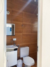 Casa p/10 pessoas C/PISCINA, AR CONDICIONADO e WI-FI, 2 suítes.