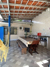 Casa p/10 pessoas C/PISCINA, AR CONDICIONADO e WI-FI, 2 suítes.