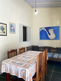 Casa p/10 pessoas C/PISCINA, AR CONDICIONADO e WI-FI, 2 suítes.