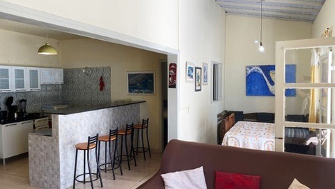 Casa p/10 pessoas C/PISCINA, AR CONDICIONADO e WI-FI, 2 suítes.