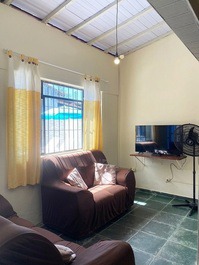 Casa p/10 pessoas C/PISCINA, AR CONDICIONADO e WI-FI, 2 suítes.