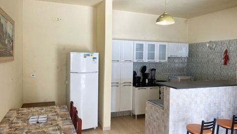 Casa p/10 pessoas C/PISCINA, AR CONDICIONADO e WI-FI, 2 suítes.