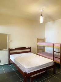 Casa p/10 pessoas C/PISCINA, AR CONDICIONADO e WI-FI, 2 suítes.