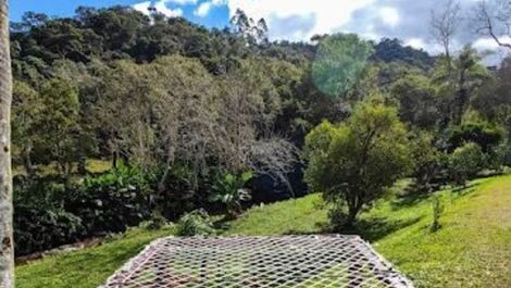 Rede suspensa com vista para a natureza