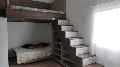 Quarto fundos com espaço para colchões extras