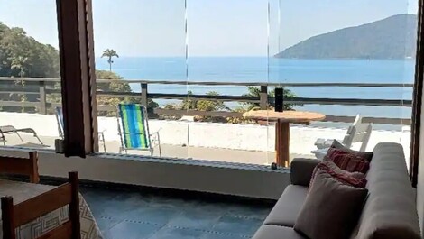Sala de estar com vista para o mar