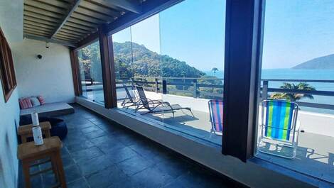 Sala de estar com ampla vista para o mar