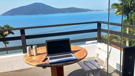 Vista da sala de estar e do terraço