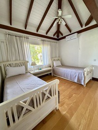 Casa pé na areia, aluguel de temporada na praia do camburizinho.