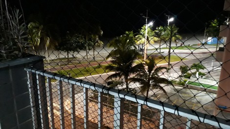 Apartamento frente a la playa con balcón para hamaca, gran estructura, 1 vehículo.