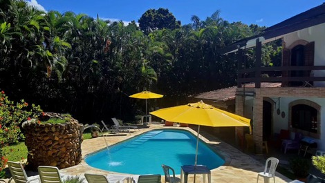 Vista do jardim e da piscina 