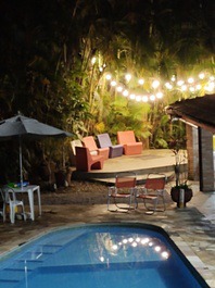 Vista do deck iluminado