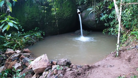 Riacho com queda d'água