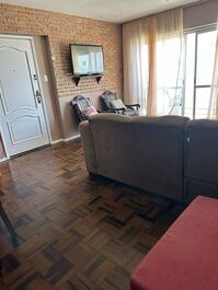 Sala de estar com acesso a elevador panorâmico