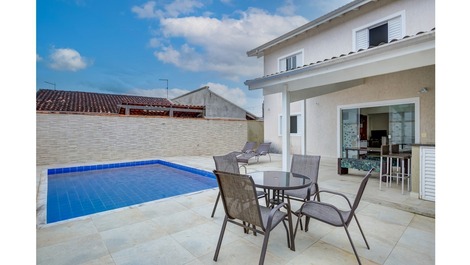 Área da piscina com churrasqueira e integrada com a cozinha 