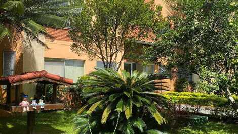 Uma área  com muito espaço verde 