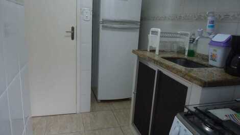 Cozinha com geladeira front free grande e fogão 4 bocas.