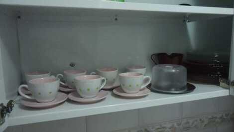 Utensílios de cozinha ( pratos, xícaras, copos, talheres, leiteira e panelas.