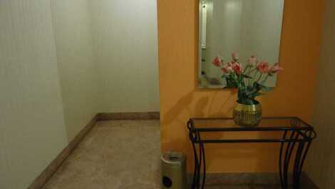 Acesso ao elevador do prédio.