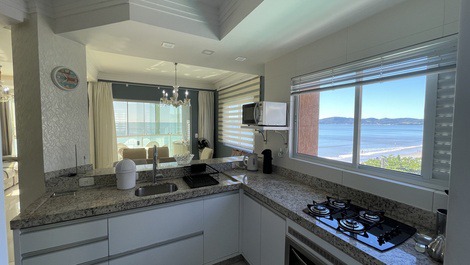 Apartamento 3 suítes frente mar Itapema Meia Praia SC