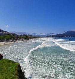 Una gran playa con paseos en goleta y otros entretenimientos.