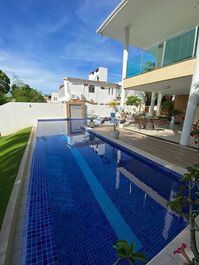 Piscina com raia e borda infinita