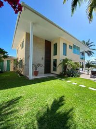 Fachada principal e jardim