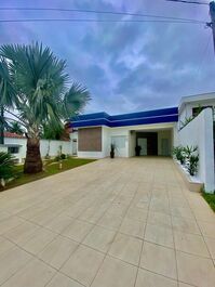 "Viva o Sonho: Residência Luxuosa no Condomínio Morada da Praia"