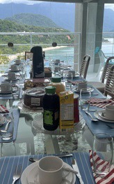 Casa con mágicas vistas al mar y montaña.