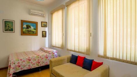 Apto no melhor ponto de Copacabana, posto 5, 2 quadras da praia.