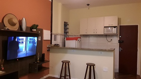 Sala com tv, sofa-cama, ventilador de teto e ar condicionado