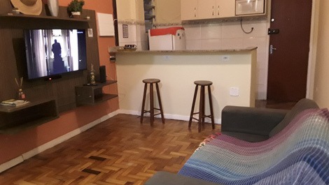 Sala com tv, sofa-cama, ventilador de teto e ar condicionado
