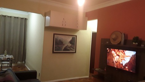 Sala com tv, sofa-cama, ventilador de teto e ar condicionado