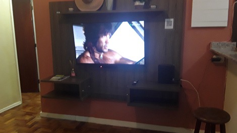 Sala com tv, sofa-cama, ventilador de teto e ar condicionado