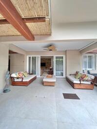 Casa en alquiler en Praia da Baleia, cerca de la playa.