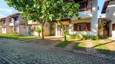 4 bedrooms, private barbecue, shared pool