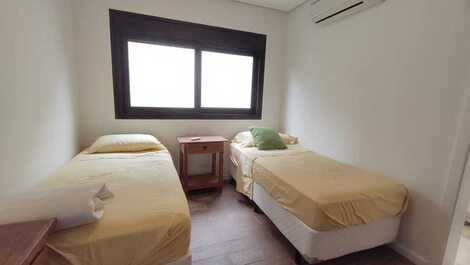 Casa en condominio en la playa de Baleia, disponible por temporada y año