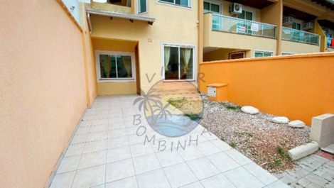 CASA ADOSADA EN EL CENTRO DE BOMBINHAS CERCA DE LA PLAYA Y COMERCIOS EN GENERAL