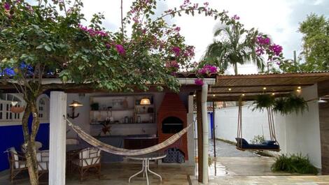 Casa con capacidad para 14 personas, piscina y barbacoa.