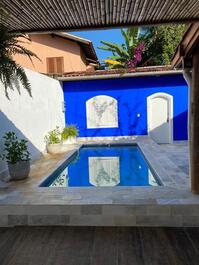 Casa con capacidad para 14 personas, piscina y barbacoa.