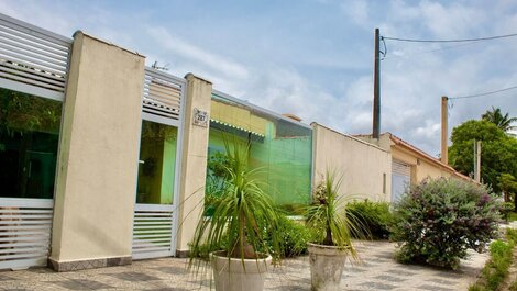 P004 - Casa com 3 dormitórios, churrasqueira e apenas 150m da praia