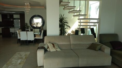 LUXURIOUS HOUSE WITH POOL 100 METERS FROM THE SEA