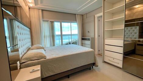 Duplex penthouse with pool facing the sea