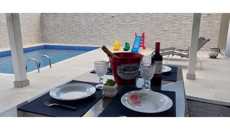 Area da piscina com churrasqueira