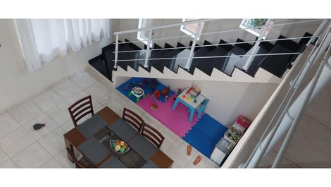 Sala de jantar com espaço kids