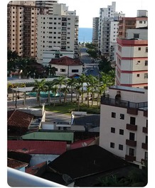 Vista da sacada mar e feira de artesanato 