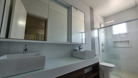 Linda casa localizada na Praia de Zimbros!