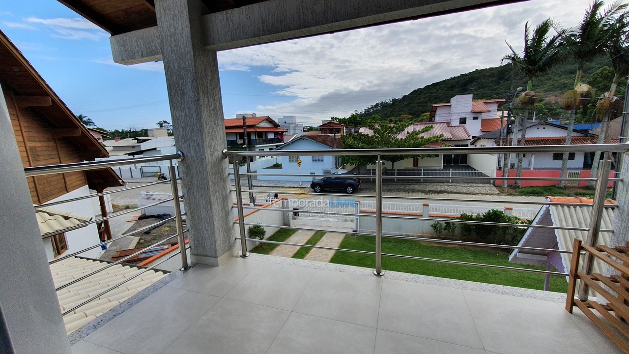 Casa para aluguel de temporada em Bombinhas (Praia de Zimbros)